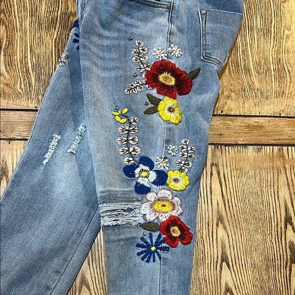 Embroidered Distressed Blue Jeans in box 18 - Picture 2 of 7